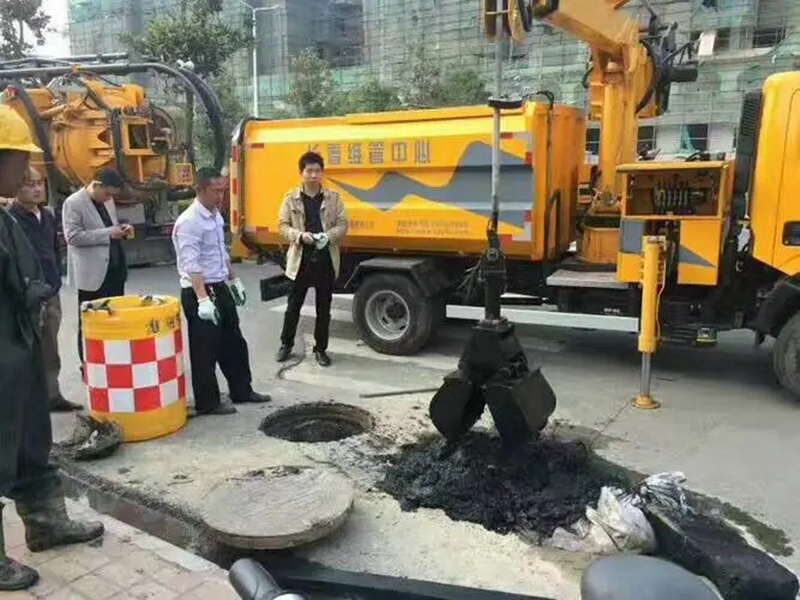 朝天街道：网格员化身“清道夫”，为民解忧疏通“堵心”化粪池