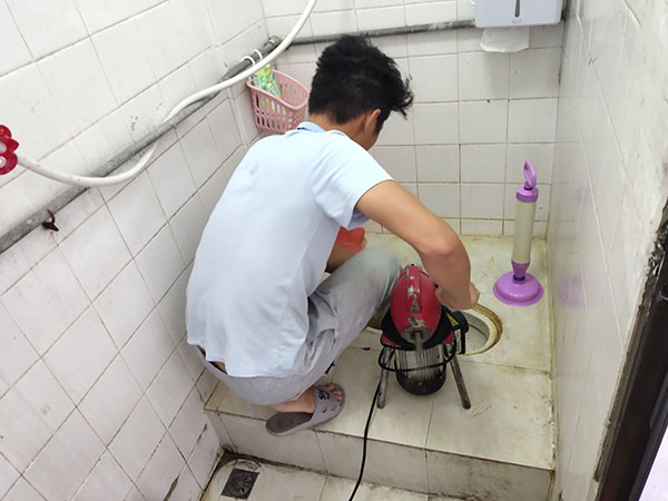 朝天管道堵塞冒臭气 专业师傅现场解决问题